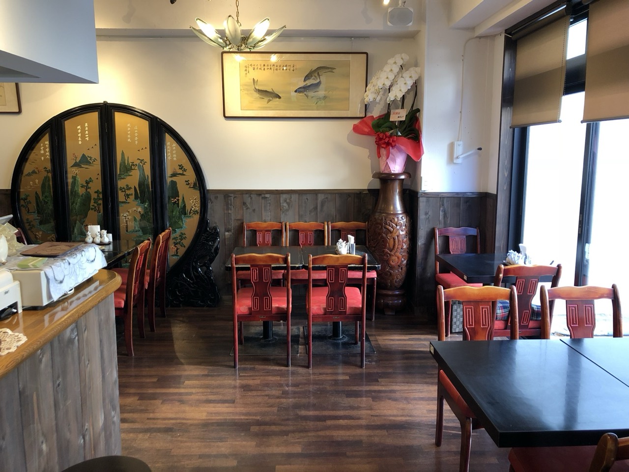 窓側のテーブル席を含む青葉の店内全景